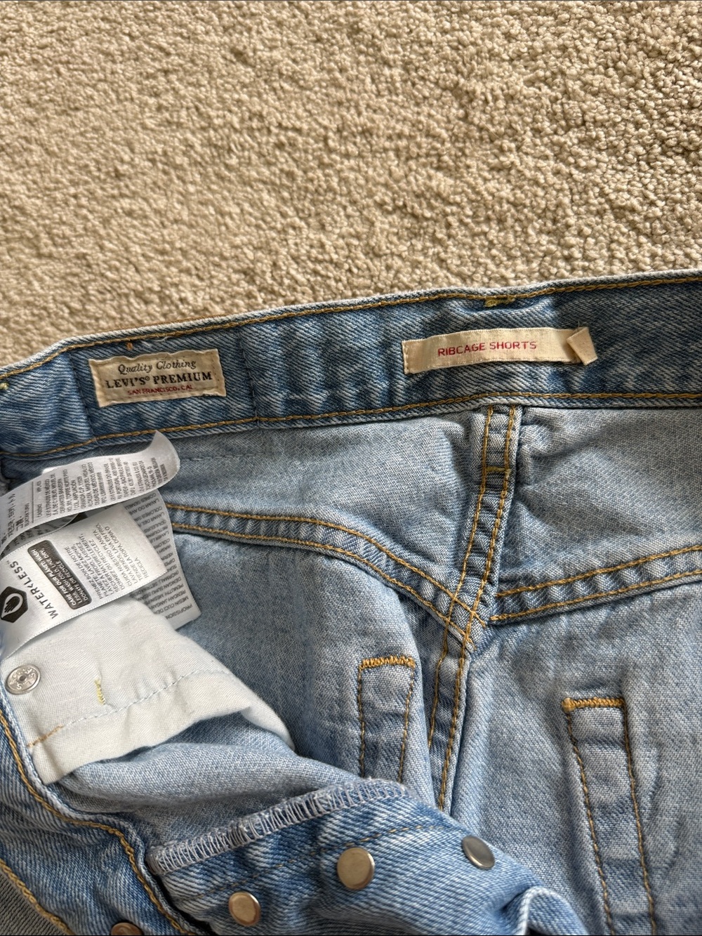Levi’s Ribcage Shorts - Picture 2 of 4